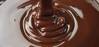 خطوات عمل صوص الشوكولاتة لتزيين الكيك والحلويات