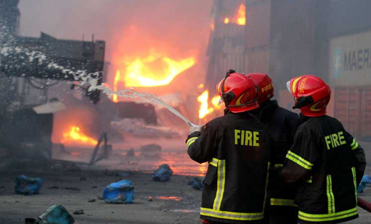 لقي ما لا يقل عن 32 شخصا حتفهم في حريق بمستودع حاويات في بنغلاديش