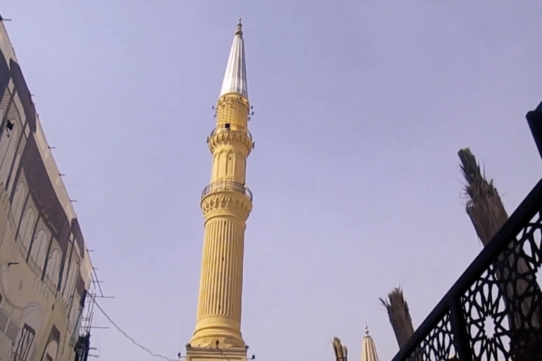 صورة ؛ كيف تعود الأجواء الروحية لمسجد الحسين صلى الله عليه وسلم في القاهرة بعد منع دام عامين؟