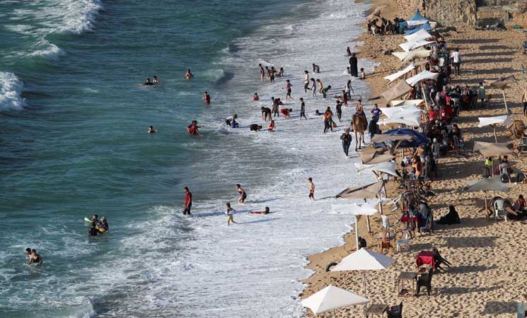 بالصور: أهالي غزة يستمتعون بالسباحة في المياه النظيفة لأول مرة منذ سنوات