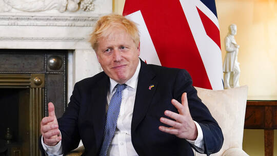 العديد من الوزراء البريطانيين يؤكدون ثقتهم في جونسون