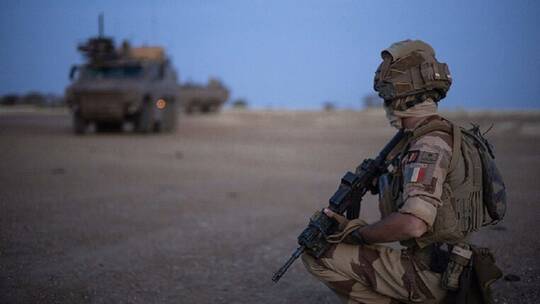 فرنسا تعلن انسحاب قواتها من مالي أواخر الصيف