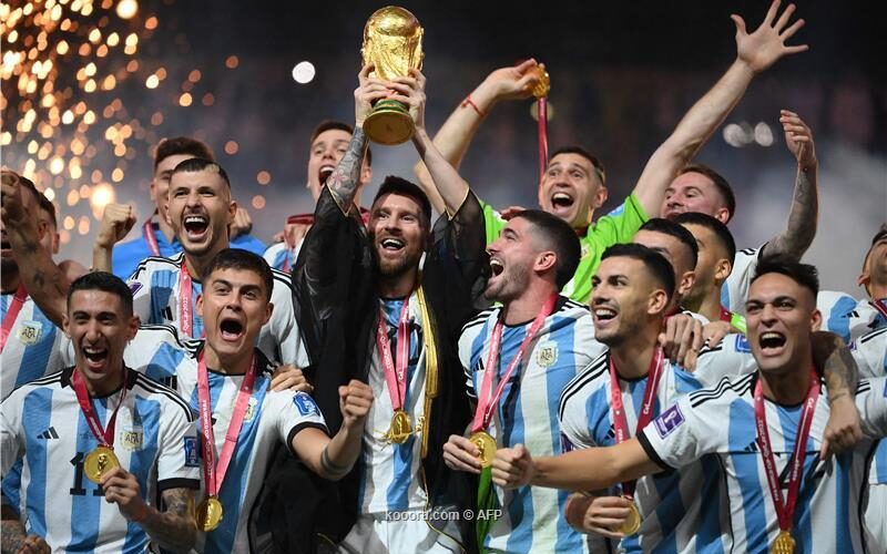 بالصور ميسي يرفع كأس العالم 2022