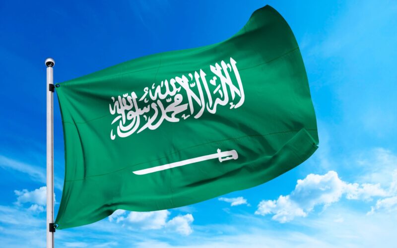 العلم السعودي يدل على السلام، والحق، والعدل.